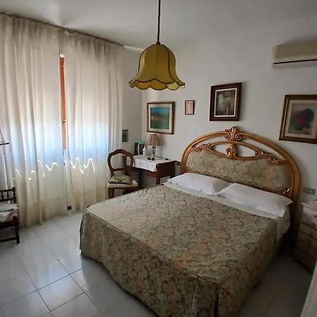 Oda ve Kahvaltı Il Melograno With Private Bathrooms Aulla